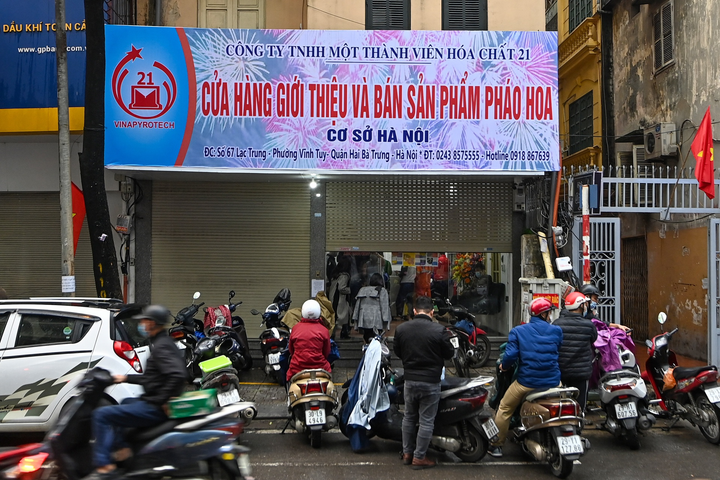Khách mua quá đông, cửa hàng bán pháo hoa ở Hà Nội quá tải - 9