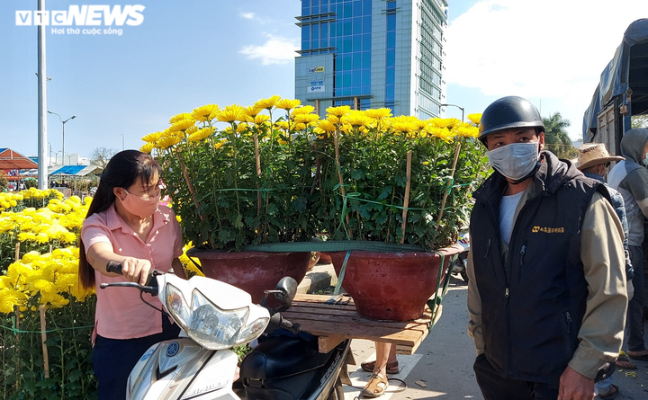 Chiều 30 Tết, người buôn hoa ở Đà Nẵng bán đổ bán tháo vì vắng khách mua - 9