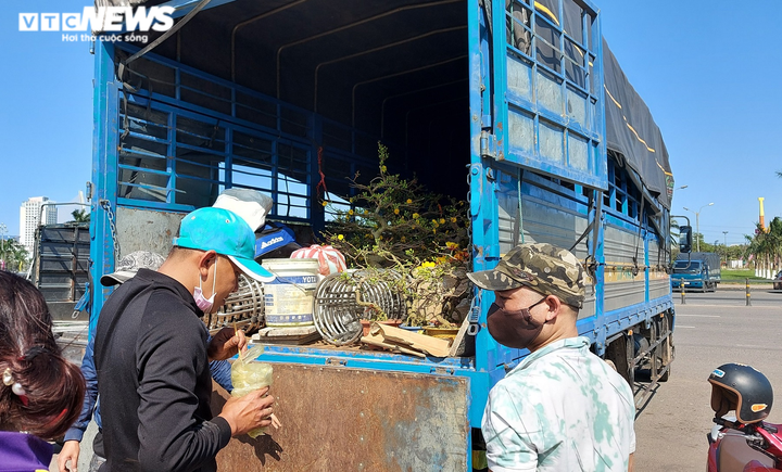 Chiều 30 Tết, người buôn hoa ở Đà Nẵng bán đổ bán tháo vì vắng khách mua - 10