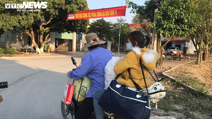 Ảnh: Được về nhà chiều 30 Tết, 22 bệnh nhân COVID-19 vỡ òa cảm xúc - 7