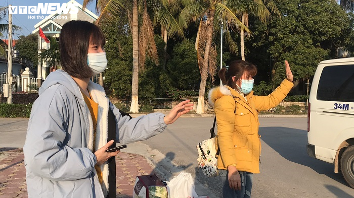 Ảnh: Được về nhà chiều 30 Tết, 22 bệnh nhân COVID-19 vỡ òa cảm xúc - 11