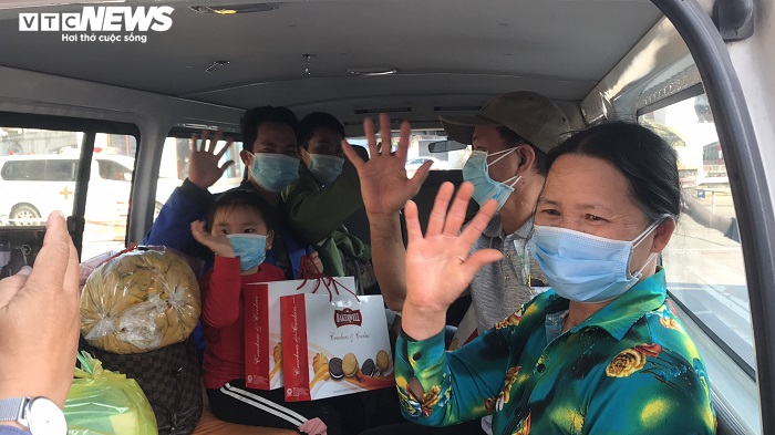 Ảnh: Được về nhà chiều 30 Tết, 22 bệnh nhân COVID-19 vỡ òa cảm xúc - 6