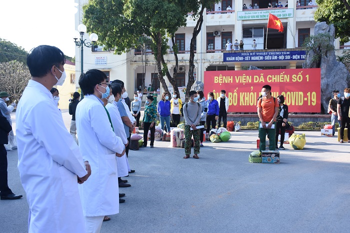 Ảnh: Được về nhà chiều 30 Tết, 22 bệnh nhân COVID-19 vỡ òa cảm xúc - 3