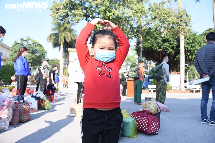 Ảnh: Được về nhà chiều 30 Tết, 22 bệnh nhân COVID-19 vỡ òa cảm xúc - 4