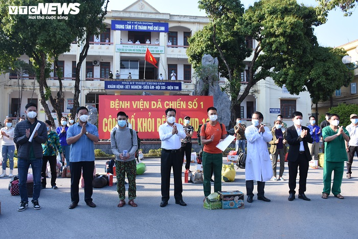 Ảnh: Được về nhà chiều 30 Tết, 22 bệnh nhân COVID-19 vỡ òa cảm xúc - 1