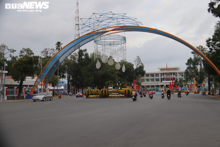 Cần Thơ: Đường phố vắng vẻ, đường hoa đông đúc chiều 30 Tết - 1