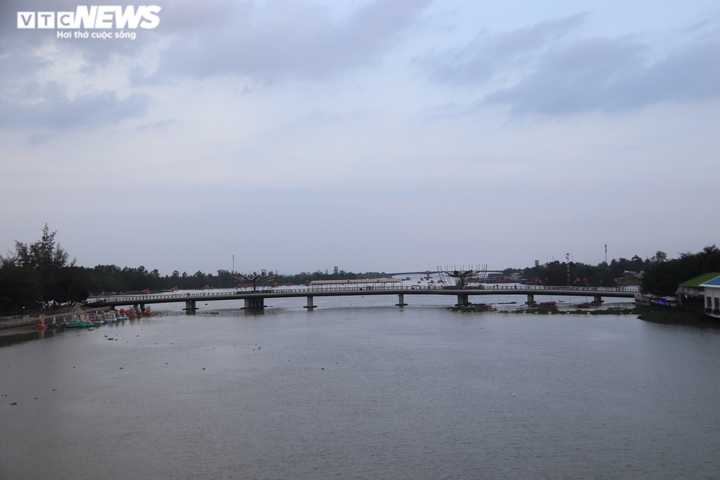 Cần Thơ: Đường phố vắng vẻ, đường hoa đông đúc chiều 30 Tết - 2