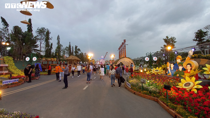 Cần Thơ: Đường phố vắng vẻ, đường hoa đông đúc chiều 30 Tết - 4