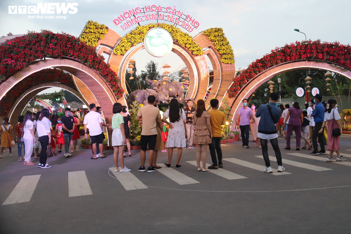 Cần Thơ: Đường phố vắng vẻ, đường hoa đông đúc chiều 30 Tết - 3