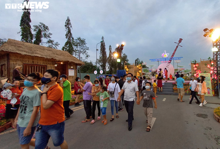 Cần Thơ: Đường phố vắng vẻ, đường hoa đông đúc chiều 30 Tết - 5