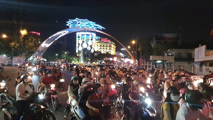 Pháo hoa rực sáng bầu trời Thủ đô mừng năm mới Tân Sửu 2021 - 32