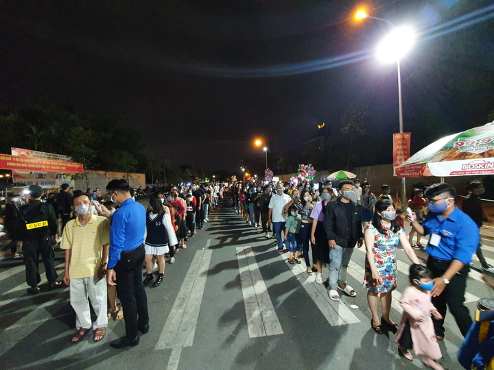 Pháo hoa rực sáng bầu trời Thủ đô mừng năm mới Tân Sửu 2021 - 33