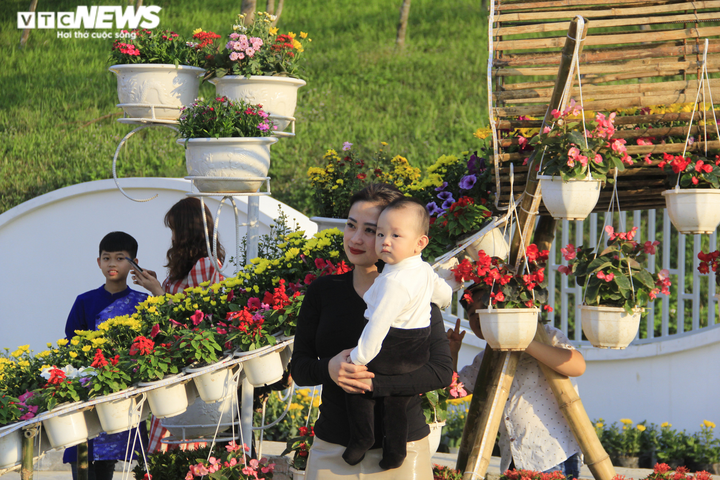 Nghệ An: Dòng người đổ xô về đường hoa xuân chiều 30 Tết - 6