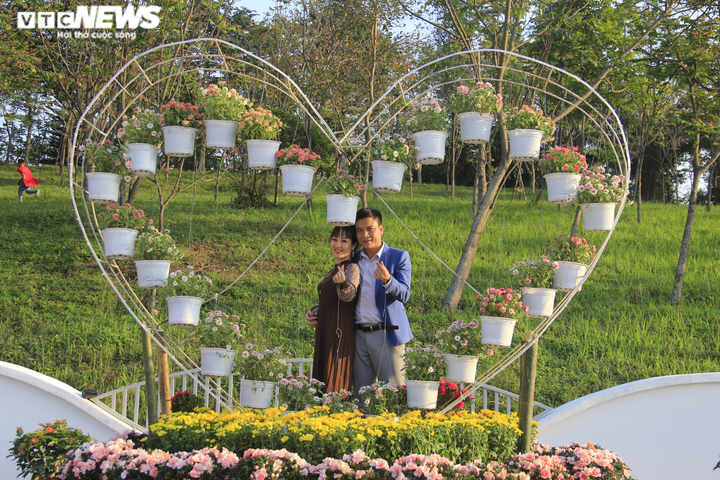 Nghệ An: Dòng người đổ xô về đường hoa xuân chiều 30 Tết - 7