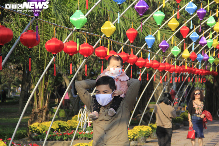 Nghệ An: Dòng người đổ xô về đường hoa xuân chiều 30 Tết - 10