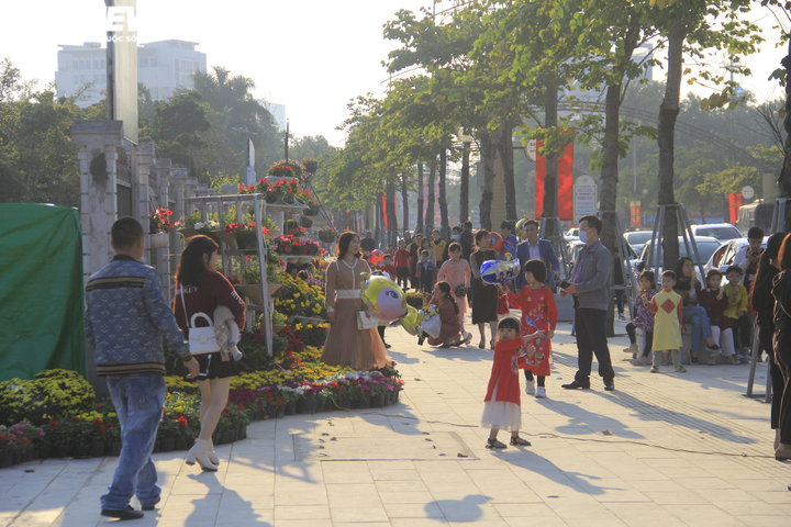 Nghệ An: Dòng người đổ xô về đường hoa xuân chiều 30 Tết - 2