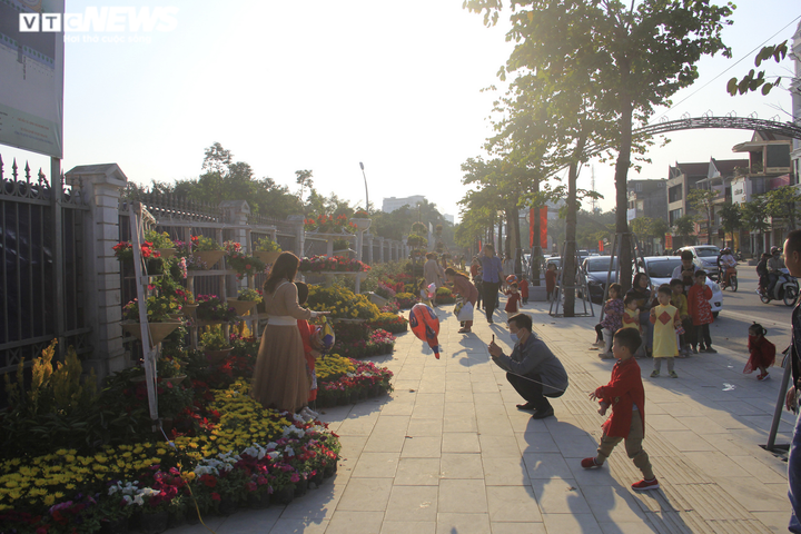 Nghệ An: Dòng người đổ xô về đường hoa xuân chiều 30 Tết - 3