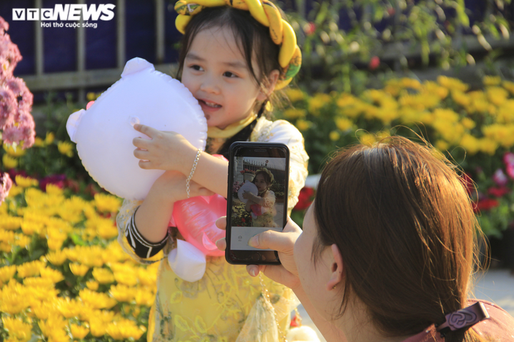 Nghệ An: Dòng người đổ xô về đường hoa xuân chiều 30 Tết - 5