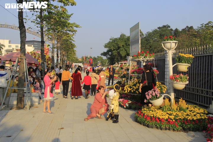 Nghệ An: Dòng người đổ xô về đường hoa xuân chiều 30 Tết - 1