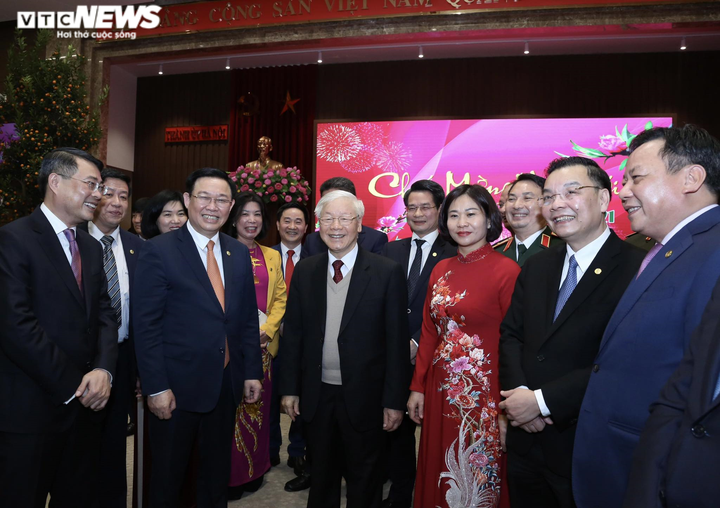 Ảnh: Tổng Bí thư, Chủ tịch nước chúc Tết người lao động Thủ đô đêm Giao thừa - 6