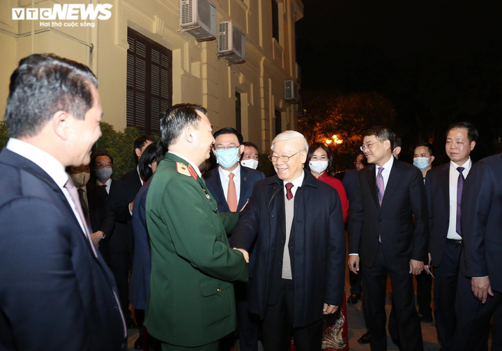 Ảnh: Tổng Bí thư, Chủ tịch nước chúc Tết người lao động Thủ đô đêm Giao thừa - 3