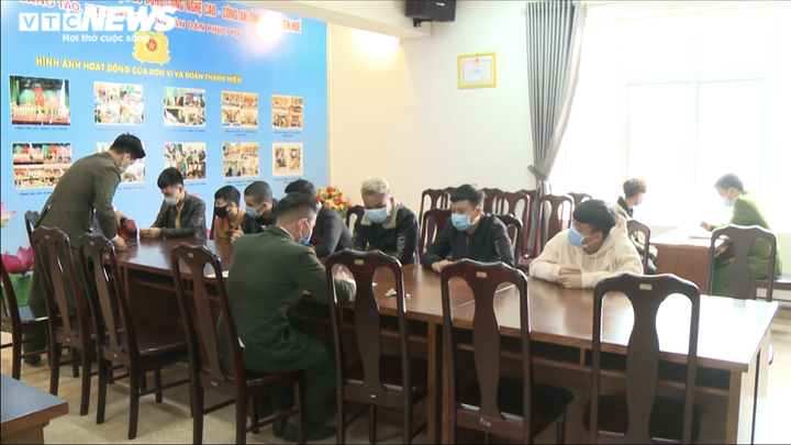 Bắt 13 người trong đường dây lừa đảo, đánh bạc qua mạng quy mô lớn ở Huế - 1