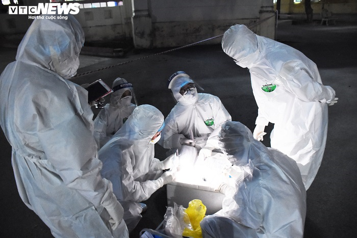 Chuyến xe xuyên đêm 'săn' COVID-19 - 3