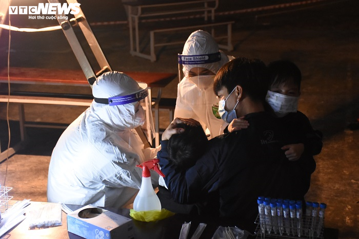 Chuyến xe xuyên đêm 'săn' COVID-19 - 5