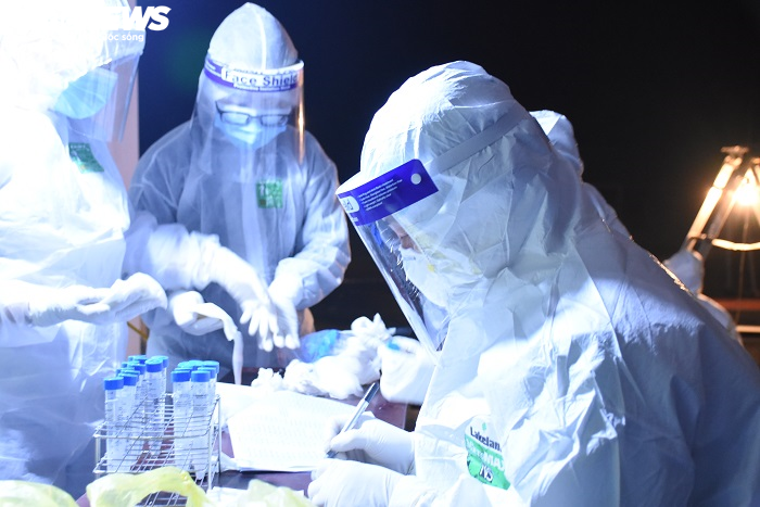 Chuyến xe xuyên đêm 'săn' COVID-19 - 7