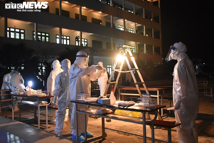 Chuyến xe xuyên đêm 'săn' COVID-19 - 1