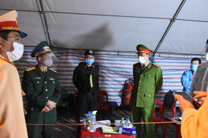 Pháo hoa rực sáng bầu trời Thủ đô mừng năm mới Tân Sửu 2021 - 16