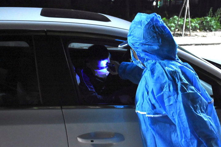 Pháo hoa rực sáng bầu trời Thủ đô mừng năm mới Tân Sửu 2021 - 17