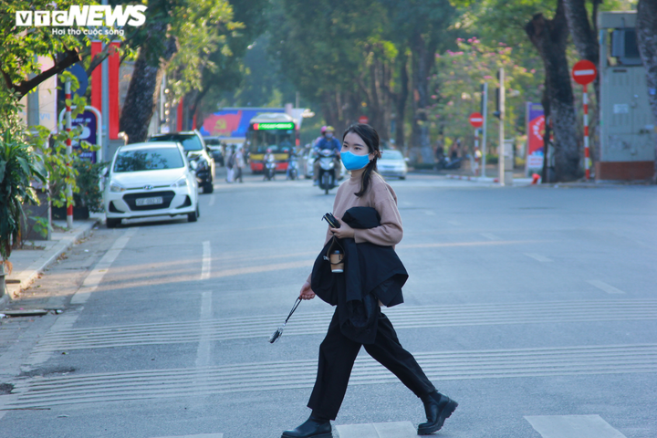 Ảnh: Phố phường Hà Nội thông thoáng, vắng vẻ chiều 30 Tết - 6