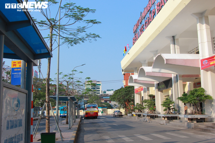 Ảnh: Phố phường Hà Nội thông thoáng, vắng vẻ chiều 30 Tết - 3