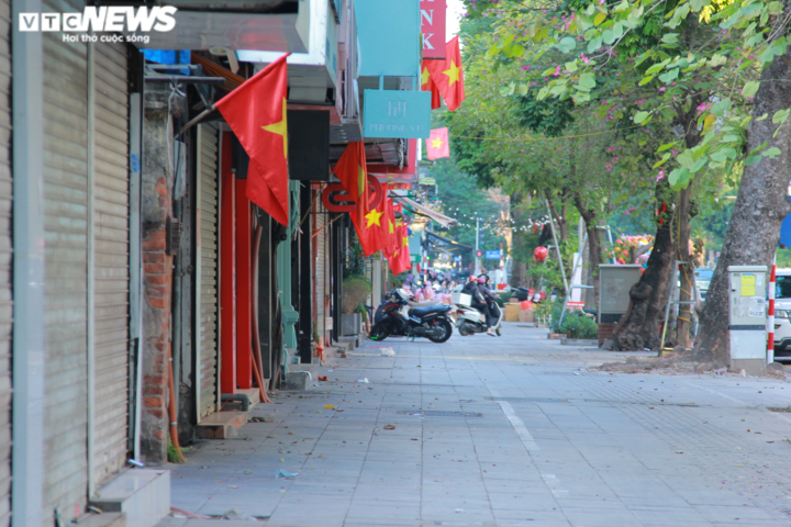 Ảnh: Phố phường Hà Nội thông thoáng, vắng vẻ chiều 30 Tết - 8
