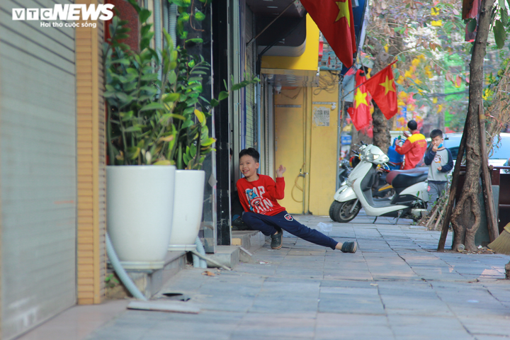 Ảnh: Phố phường Hà Nội thông thoáng, vắng vẻ chiều 30 Tết - 7