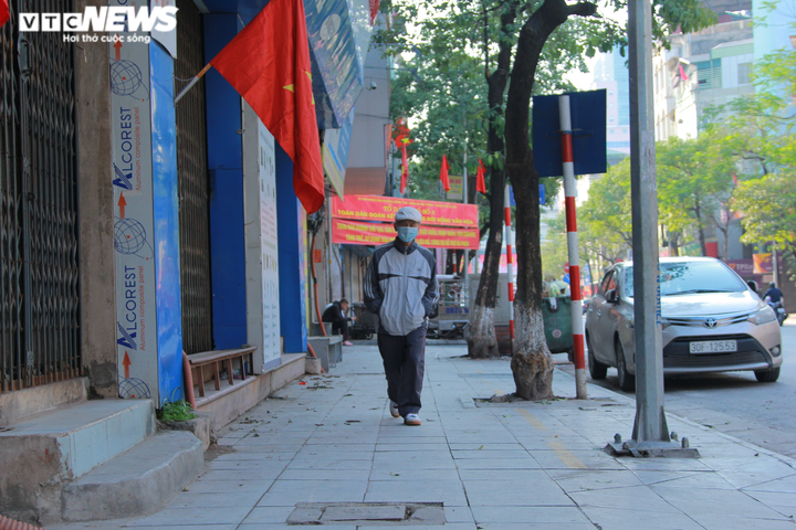 Ảnh: Phố phường Hà Nội thông thoáng, vắng vẻ chiều 30 Tết - 4