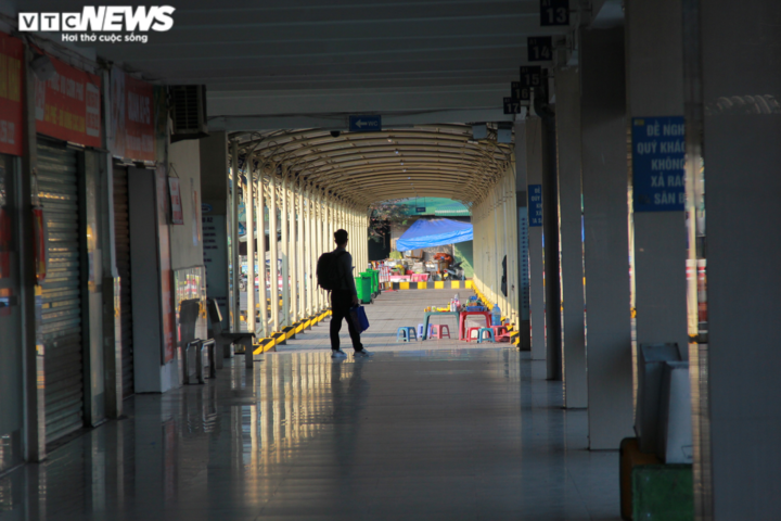 Ảnh: Phố phường Hà Nội thông thoáng, vắng vẻ chiều 30 Tết - 2