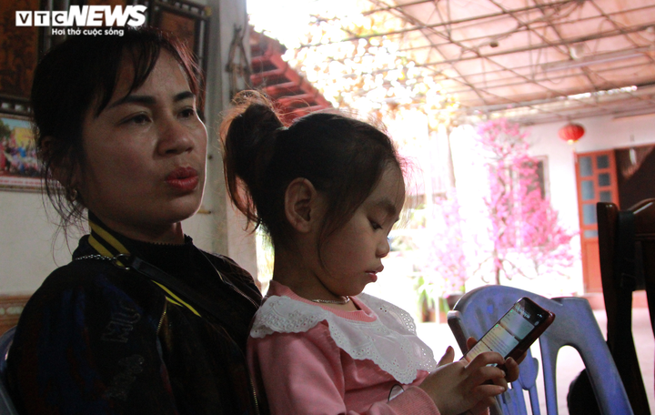 Tết đầm ấm đầu tiên của hai bé bị bỏ rơi trên đê sông Hồng - 2