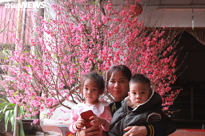 Tết đầm ấm đầu tiên của hai bé bị bỏ rơi trên đê sông Hồng - 1