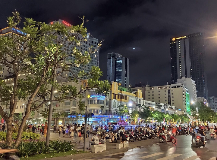 Pháo hoa rực sáng bầu trời Thủ đô mừng năm mới Tân Sửu 2021 - 19