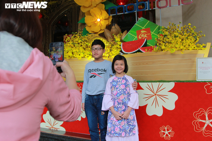 Bị 'mắc kẹt' do COVID-19, dân Hà Nội đổ ra hồ Hoàn Kiếm vui chơi chiều cuối năm - 5