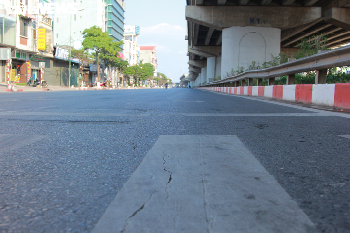 Ảnh: Phố phường Hà Nội thông thoáng, vắng vẻ chiều 30 Tết - 1