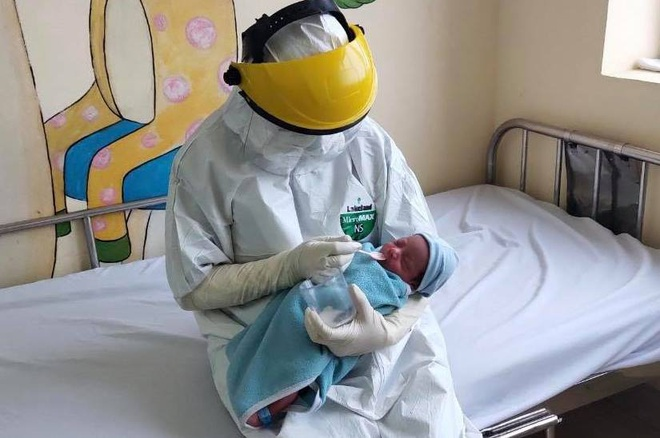 Con trai sản phụ mắc COVID-19 âm tính với SARS-CoV-2 - 1