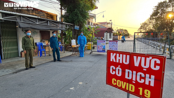 Ảnh: Ngày 30 Tết khác lạ ở xã đang bị cách ly bởi COVID-19 - 2