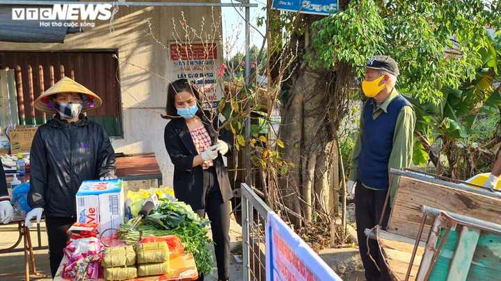 Ảnh: Ngày 30 Tết khác lạ ở xã đang bị cách ly bởi COVID-19 - 4