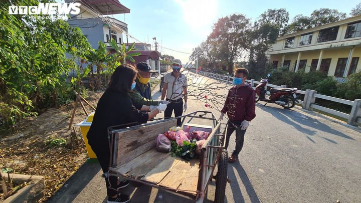 Ảnh: Ngày 30 Tết khác lạ ở xã đang bị cách ly bởi COVID-19 - 5