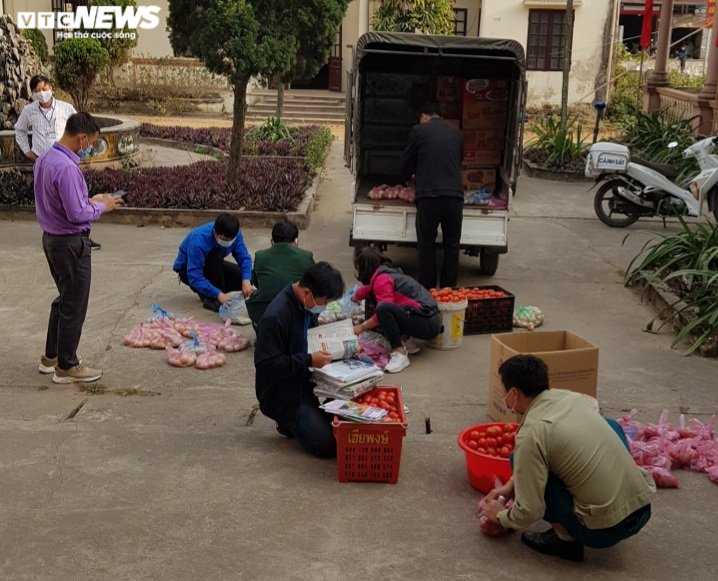 Ảnh: Ngày 30 Tết khác lạ ở xã đang bị cách ly bởi COVID-19 - 7