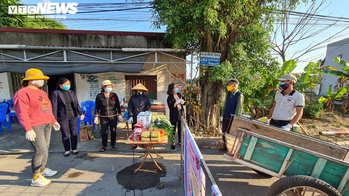 Ảnh: Ngày 30 Tết khác lạ ở xã đang bị cách ly bởi COVID-19 - 3