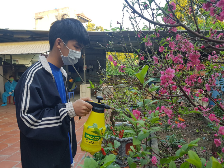 Ảnh: Ngày 30 Tết khác lạ ở xã đang bị cách ly bởi COVID-19 - 11